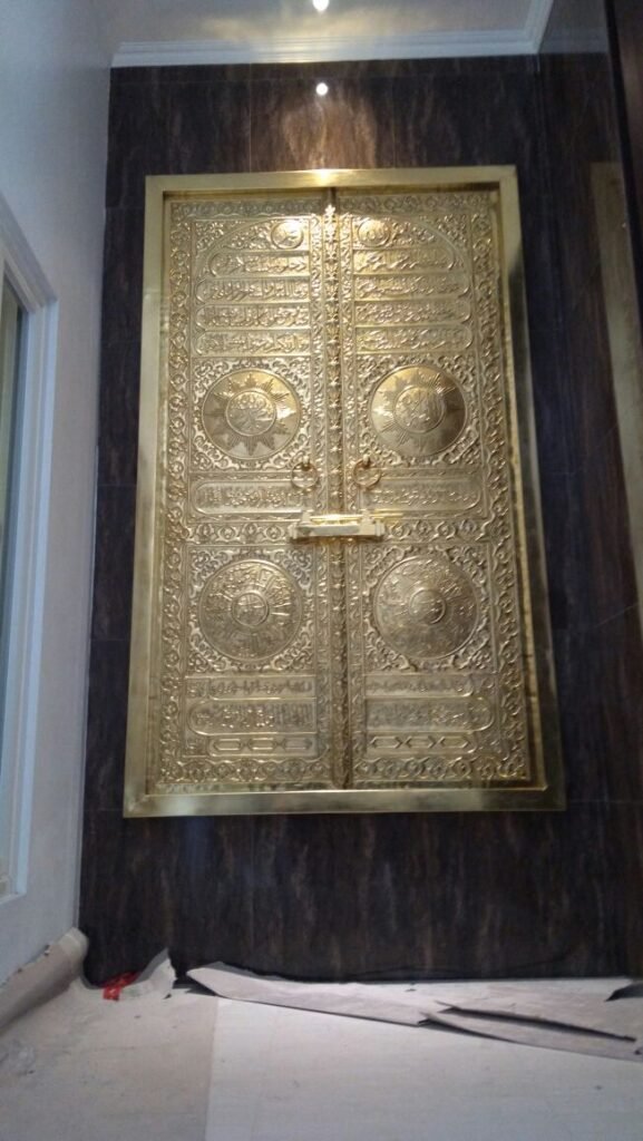pintu ka'bah kuningan